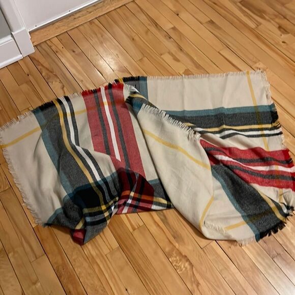Accessory Depot large plaid narrow fringe edge scarf/wrap. 100% acrylic. 50 x 52 - Picture 1 of 4
